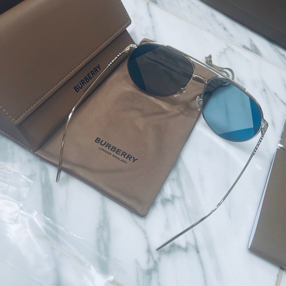 BURBERRY PILOT GOLD- TONE METAL AVIATORS WITH 2 TONE DESIGN DETAILING ON LENSES - Picture 6 of 16